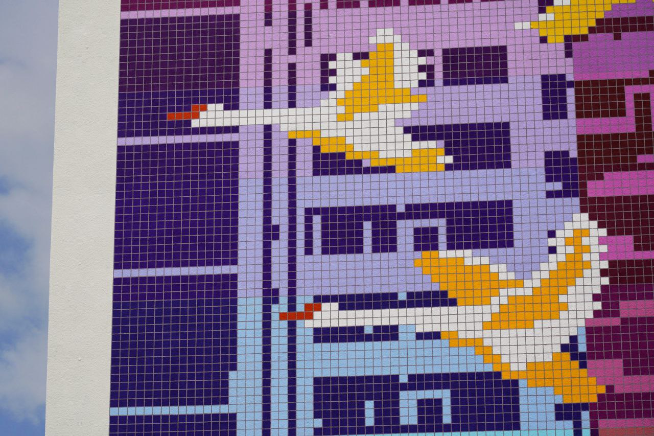 Wandbild Freiraumgalerie: Schwäne (in der Nahaufnahme kann man die Machart, Fliesen erkennen, sie wirken wie Pixel)