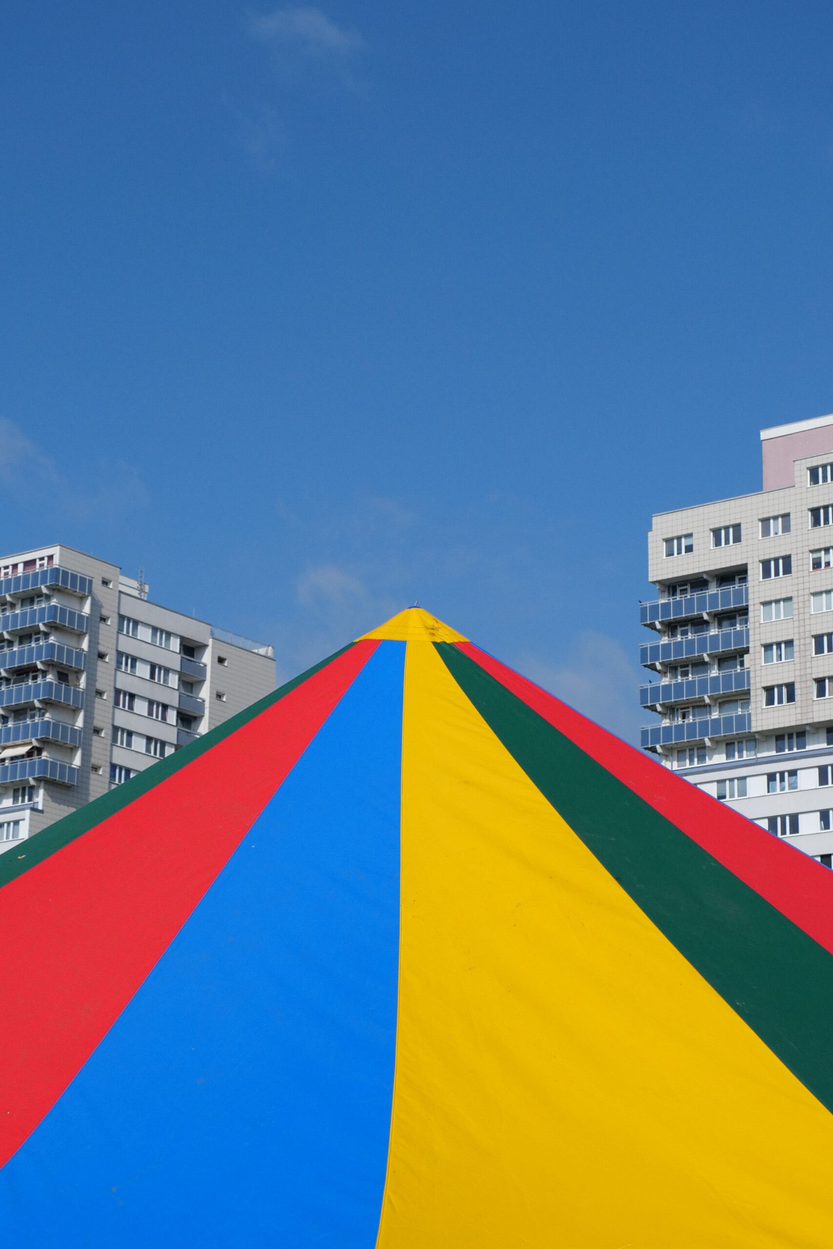 Zirkuszelt am Niedersachsenplatz in Halle-Neustadt