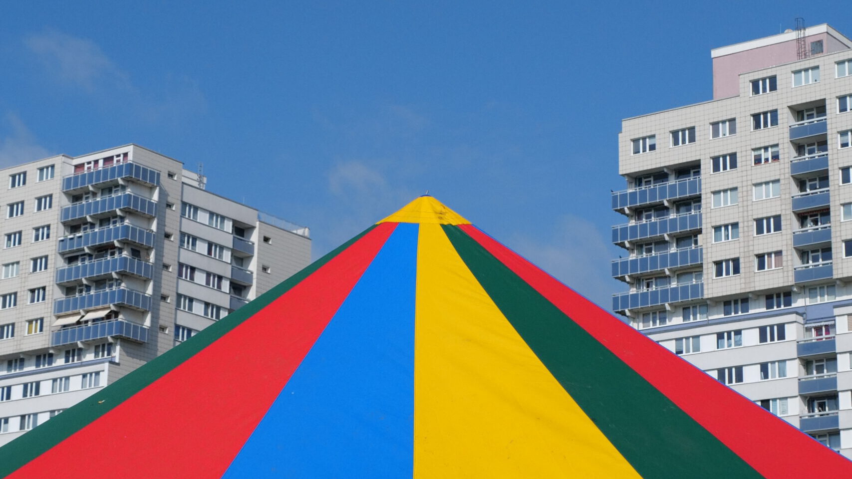 Zirkuszelt am Niedersachsenplatz in Halle-Neustadt