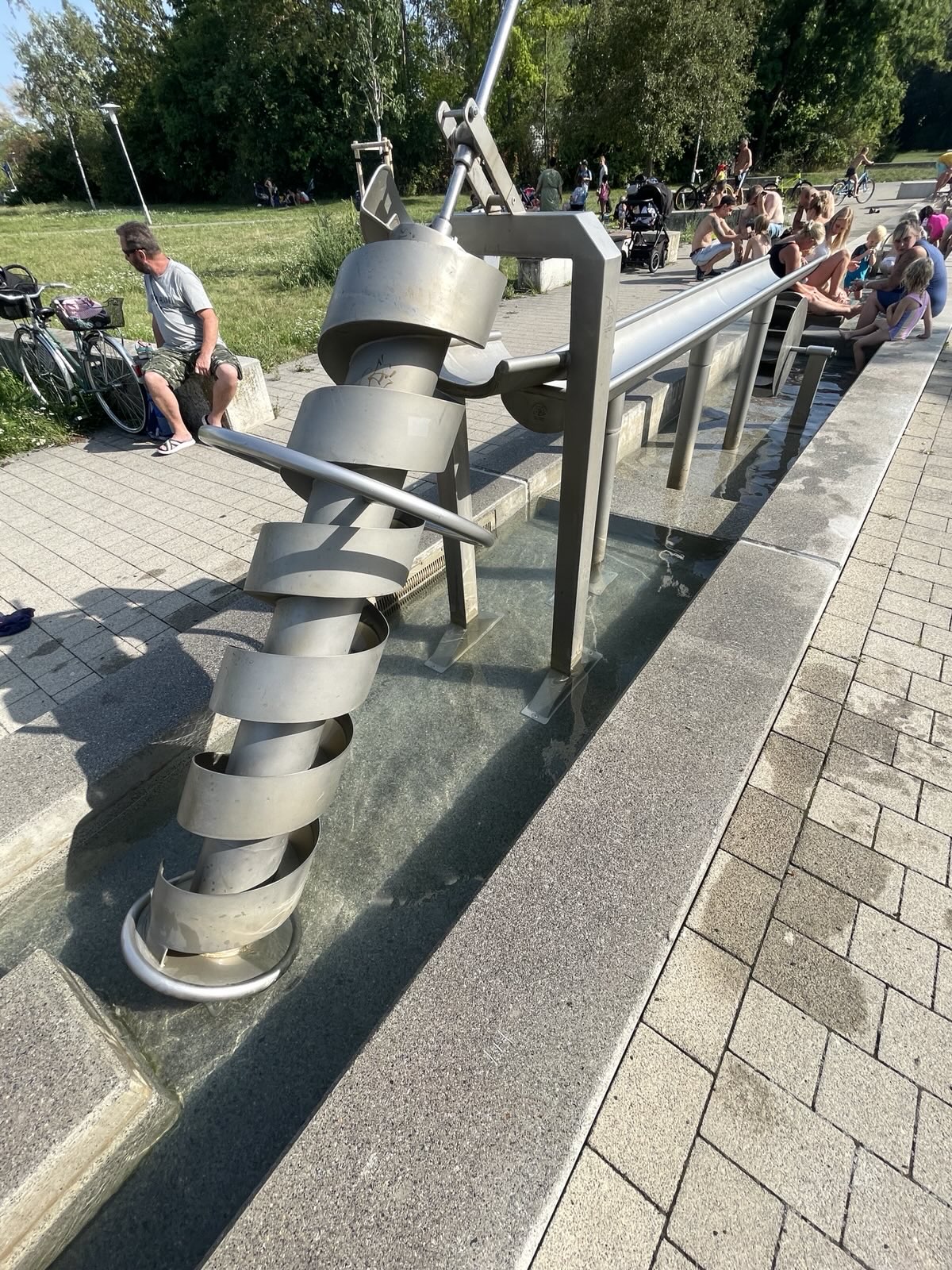 Wasserspirale auf einem Spielplatz zum selberkurbeln