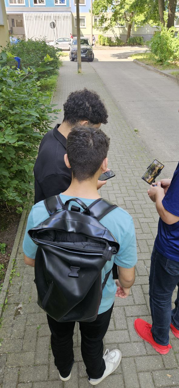 kinder, die mit dem handy arbeiten