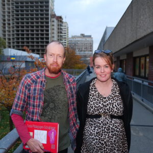 Die Schulsozialarbeiter*innen Jan Metzner und Jenny Janko