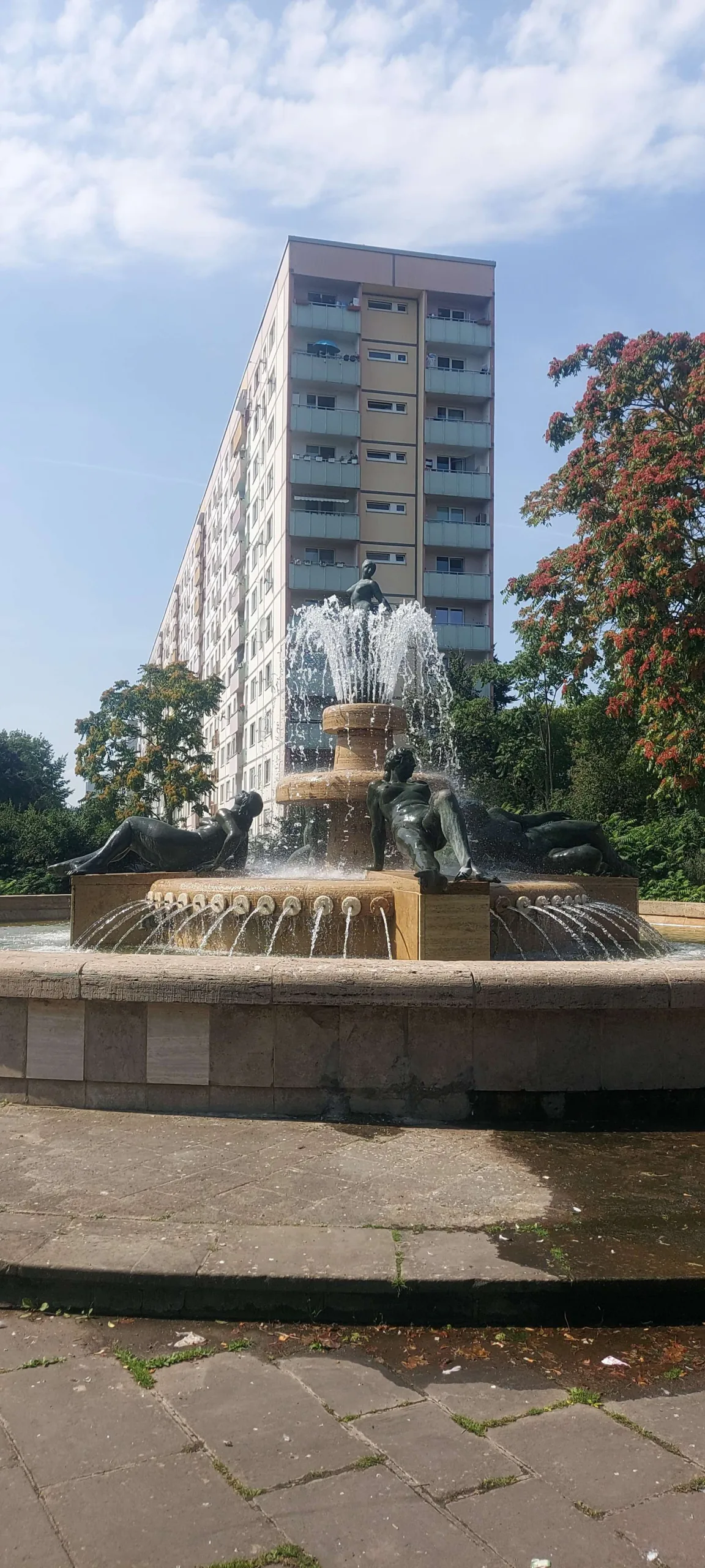 Frauenbrunnen in Halle-Neustadt