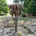 Die Dreiecksform des Chemiebrunnen hat Ikonen Status.