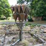 Die Dreiecksform des Chemiebrunnen hat Ikonen Status.