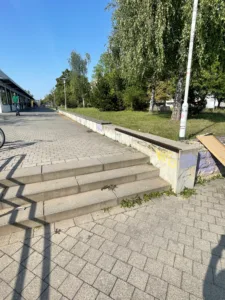 Curb mit Metallkante am Gastronom