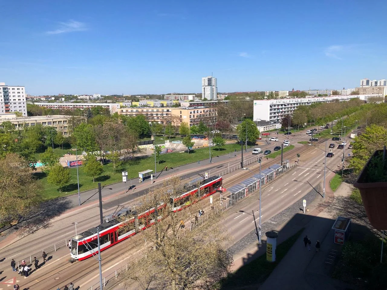 Die Straßenbahn hält an der Haltestelle Zentrum-Neustadt, mitten auf der Straße An der Magistrale