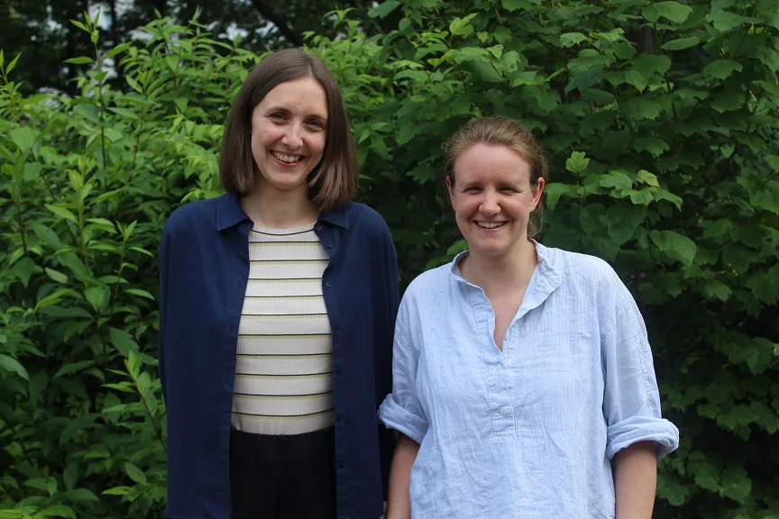 Das Foto zeigt Pauline Müller (links) und Johanna Ludwig (rechts), die Quartiermanagerinnen des Stadtteils Halle-Neustadt.