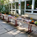 Vor dem Hort ist eine Reihe an Tischen zu sehen, auf denen ein großes Buffet steht.