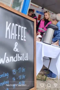 Kaffee trinken beim neuen Wandbild